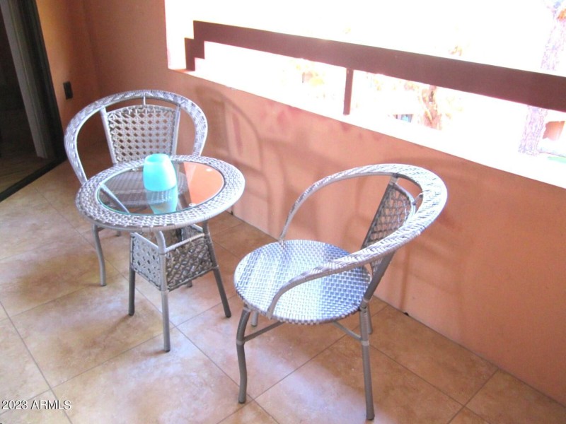 5 402 PATIO SEATING