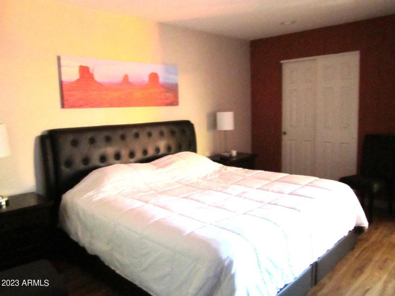 5 402 SPACIOUS BEDROOM