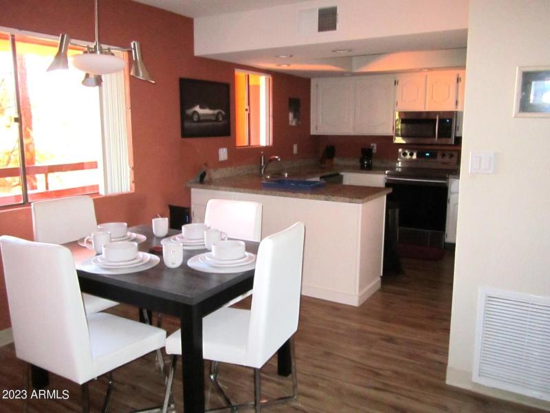 5 402 WELL LIT KITCHEN N DINING