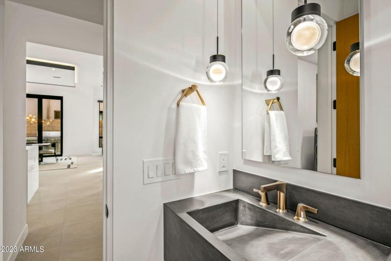 25-web-or-mls-Powder Room