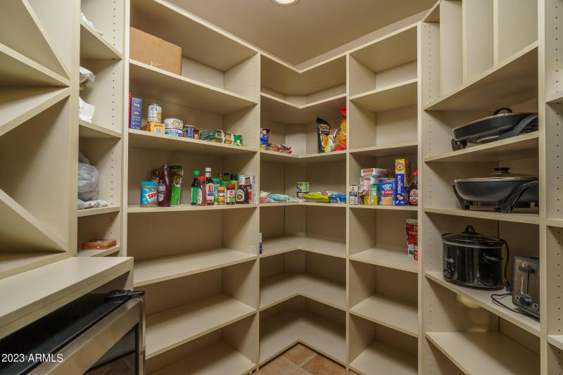 37) PANTRY