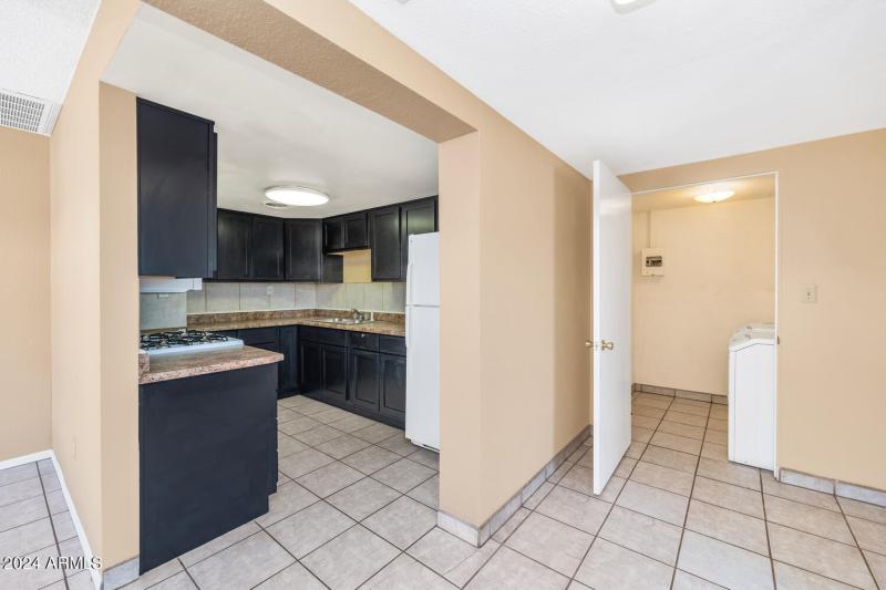 8916 North 11th St-large-015-030-8916 N