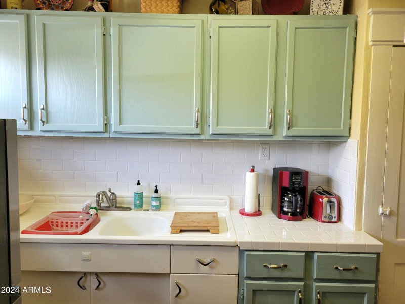 312 e vista unit 3 kitchen light 2024020