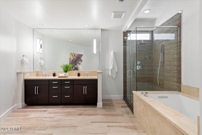 Upgraded En-Suite Master Bath