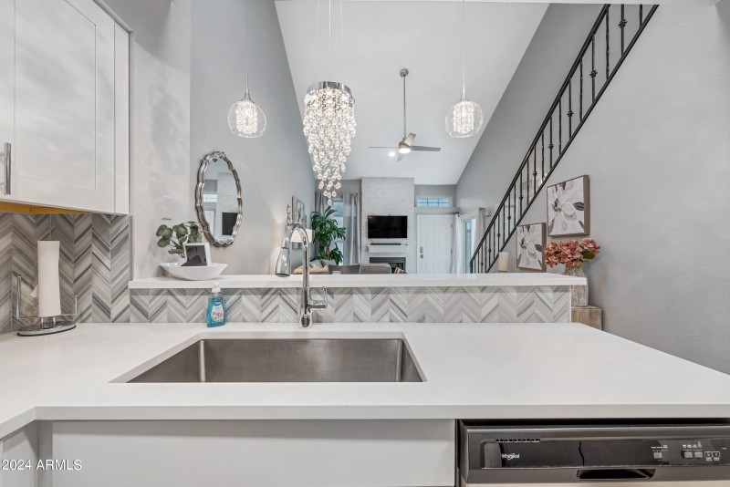 15-1717EUHD1052-ocupix 3-8