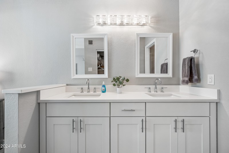 32-1717EUHD1052-ocupix 3-8