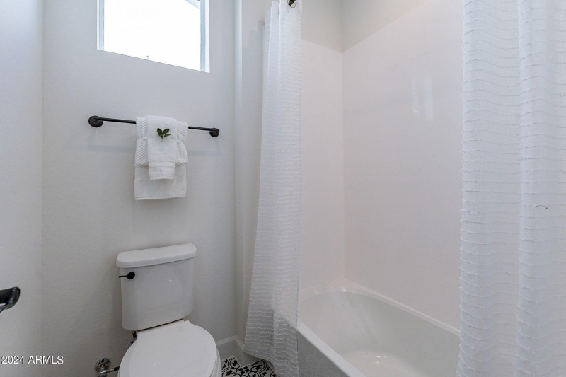 Piperton Bath 2 Tub-Shower