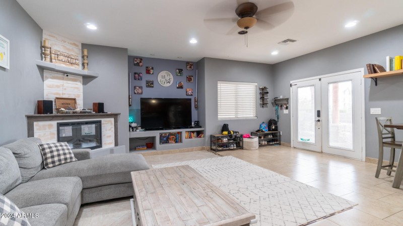 602 W Ridgecrest Rd-93