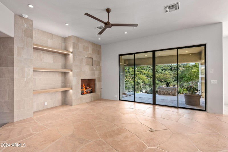 31-web-or-mls-Family Room Details