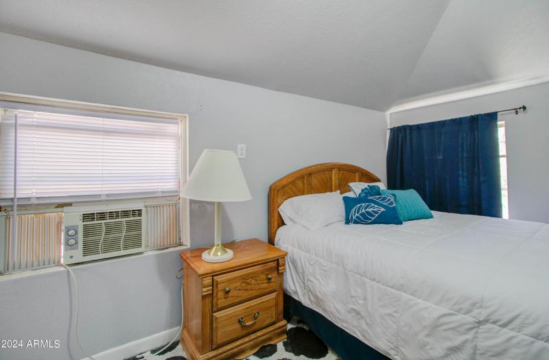 877 E Sycamore St - Bird-35