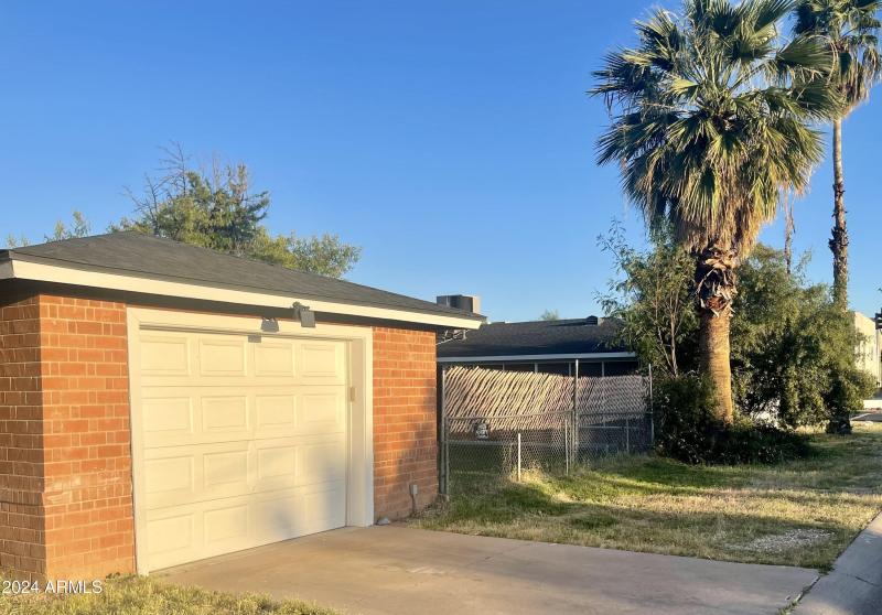 Detached garage in back/side