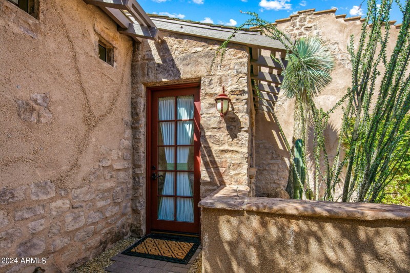 33-web-or-mls-Guest House Entry