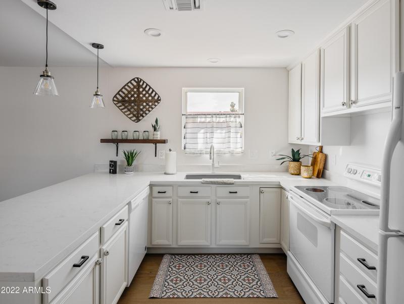 LAKOTKO_6602NPrayingMonkRd_WEB-47