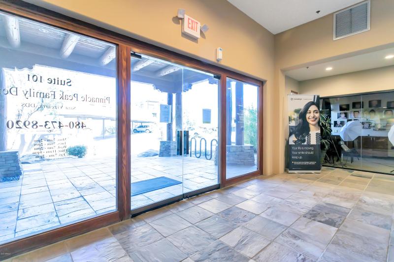 Lobby - look to parking - _MG_7534