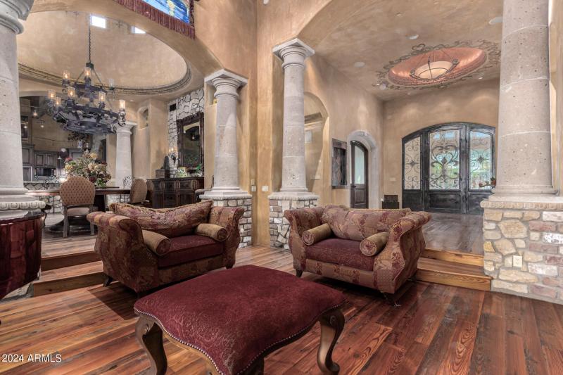 Cantera Stone pillars