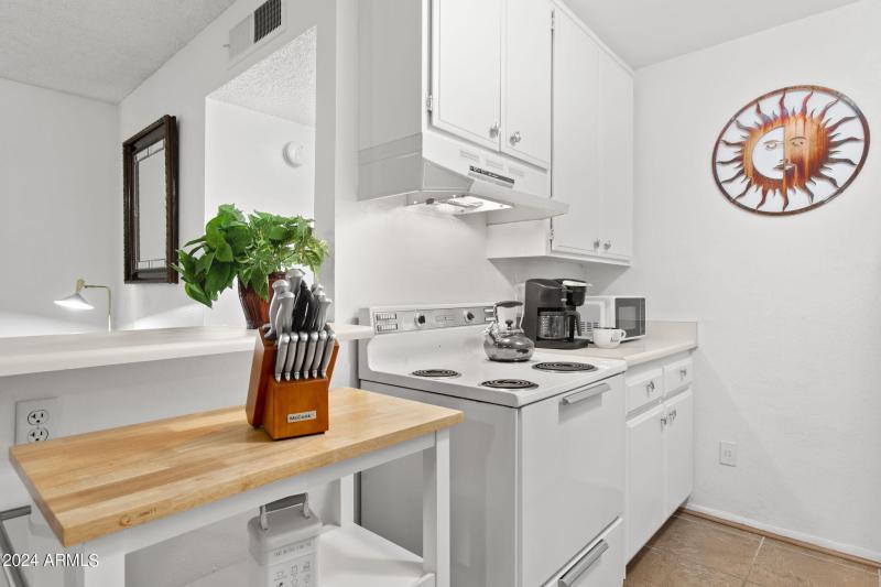 19-web-or-mls-5525-e-thomas-rd-unit-m11