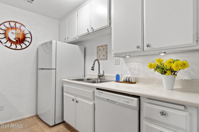 20-web-or-mls-5525-e-thomas-rd-unit-m11