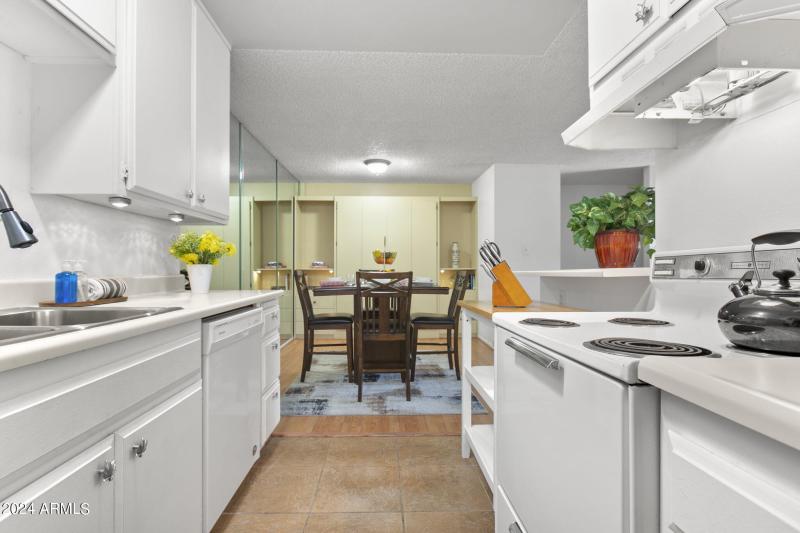 21-web-or-mls-5525-e-thomas-rd-unit-m11