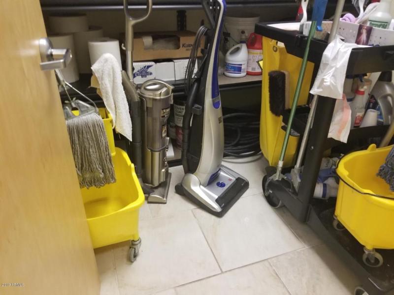 936 1st side utility room