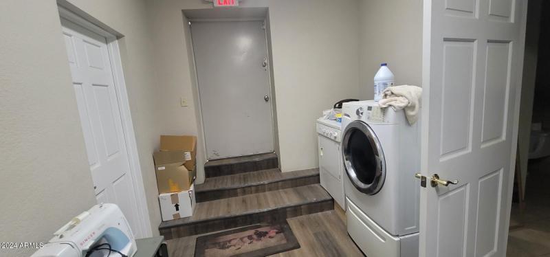 1113 G Ave back room with laundry hook u