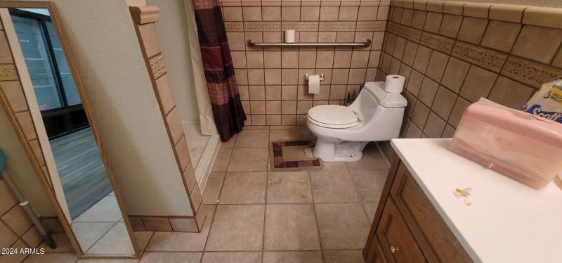 1113 G Ave full bathroom