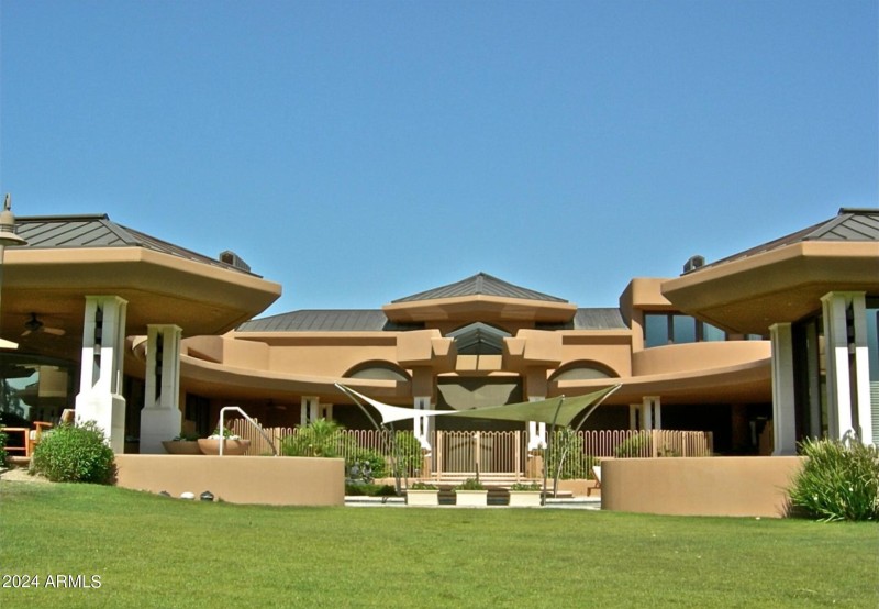 RESIDENCE PHOTO FROM THE WEST GROUNDS