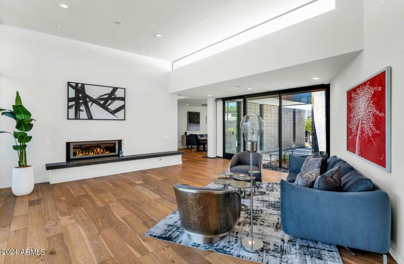 4602 E Glenrosa Ave-large-010-028-4602 E