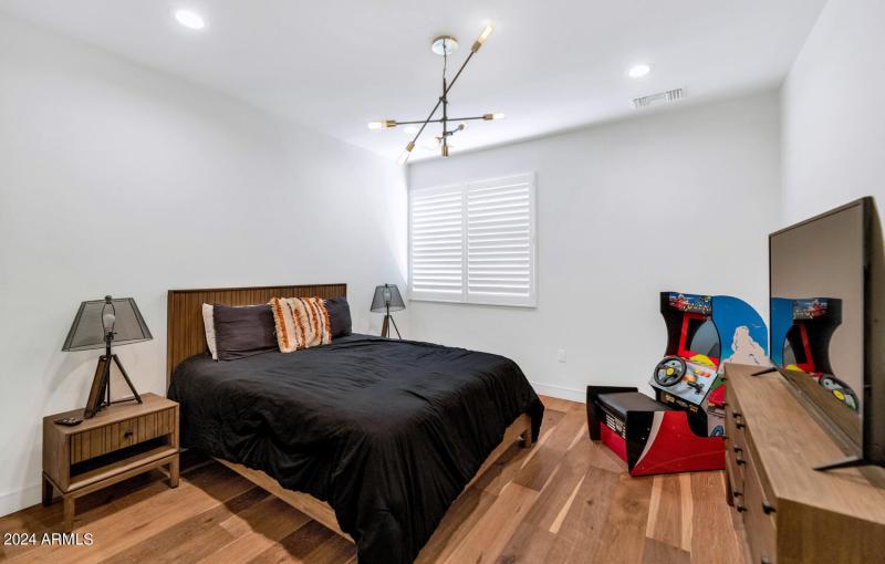 4602 E Glenrosa Ave-large-031-040-4602 E