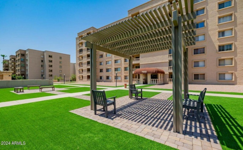 7950 Front Courtyard