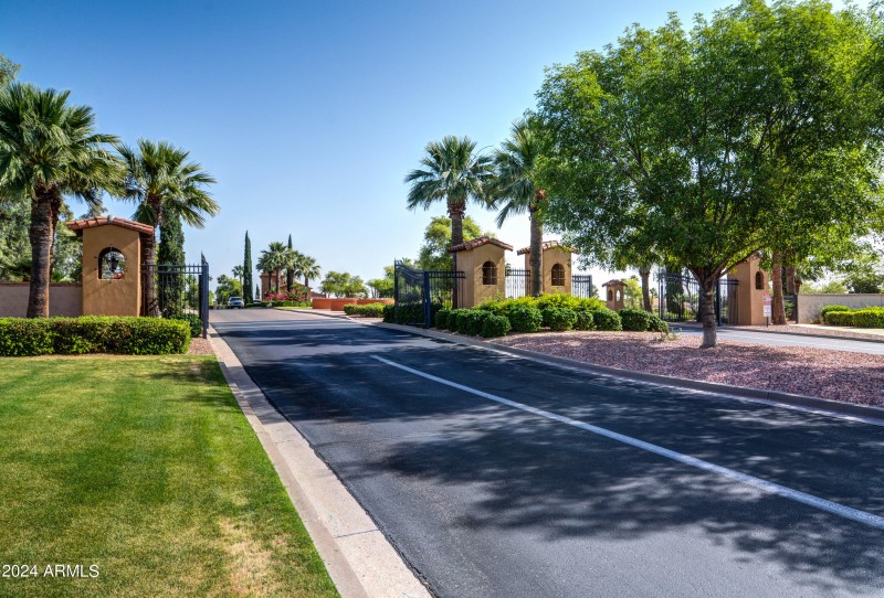 CORTE BELLA Front Entrance Drive 2(32)