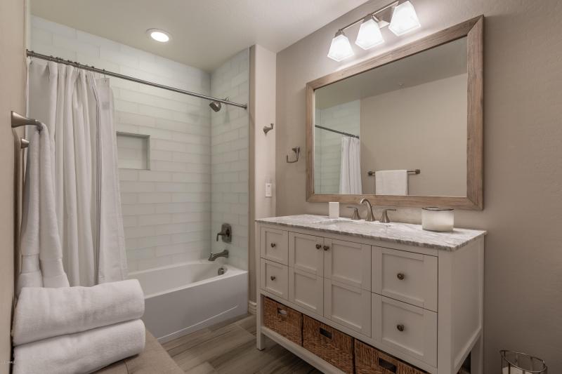 019_Guest Bath
