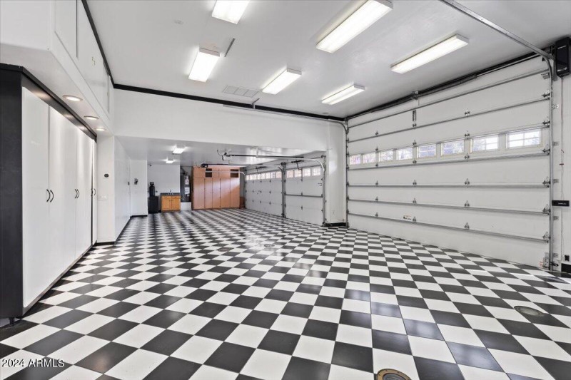 24-Garage
