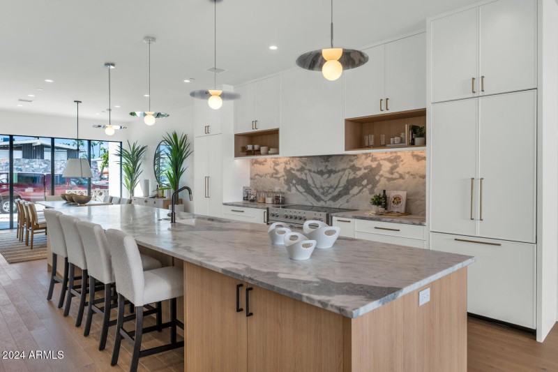 6912 E 2nd St-large-009-029-TOD3668-1500
