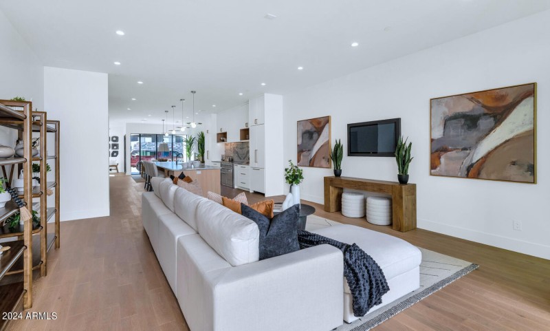 6912 E 2nd St-large-013-005-TOD3671-1500