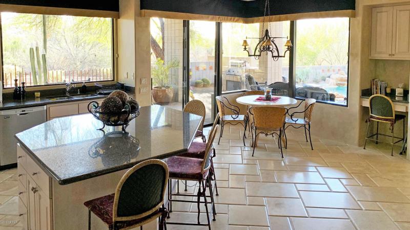 Kitcen Breakfast Bar and Table