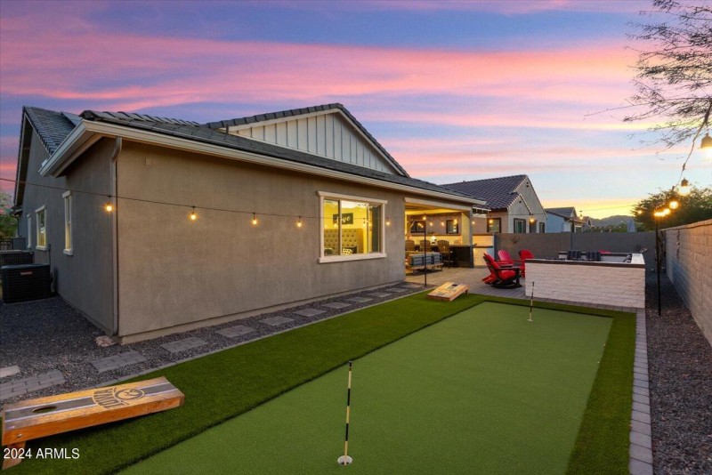 PUTTING GREEN-TWILIGHT