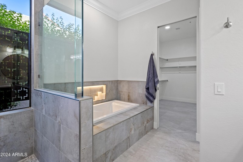 Soaking Tub with Bench
