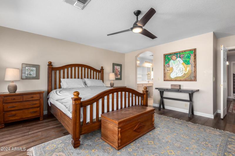 King sized bedroom
