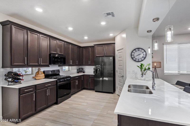 Kitchen & Vie of Island