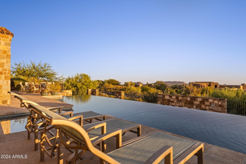 Bella Vita - 42383 N 111TH PL