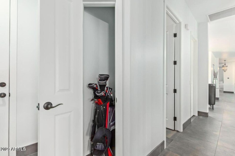 GOLF BAG CLOSET