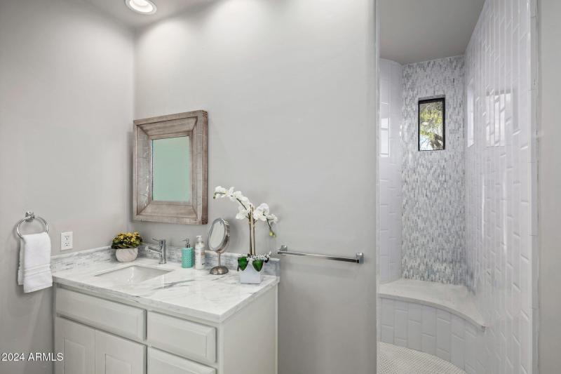 026_Guest Ensuite Bath 2