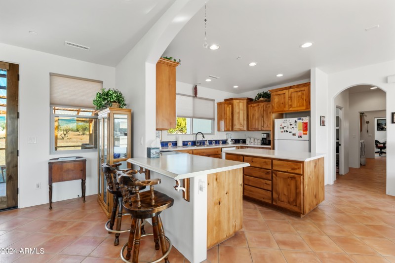 09-Bar Area to Kitchen