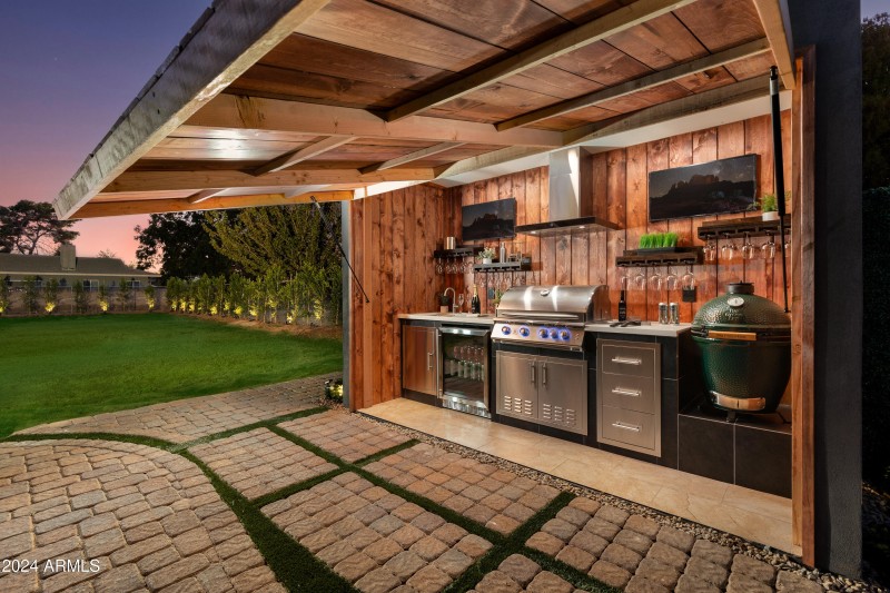 BUILT IN BBQ AND BAR