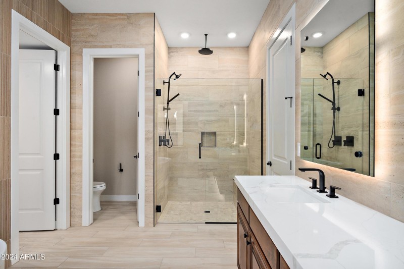 Primary bath w/walk-in shower