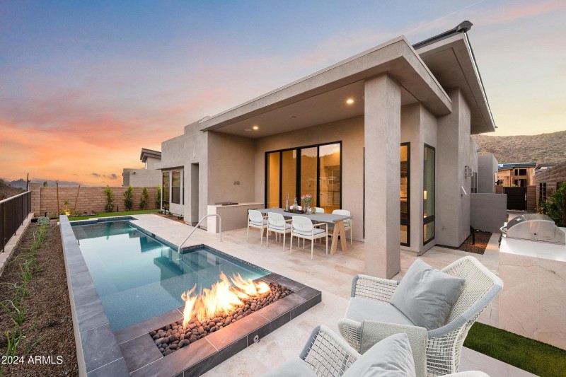 Large outdoor space w/firepit & BBQ