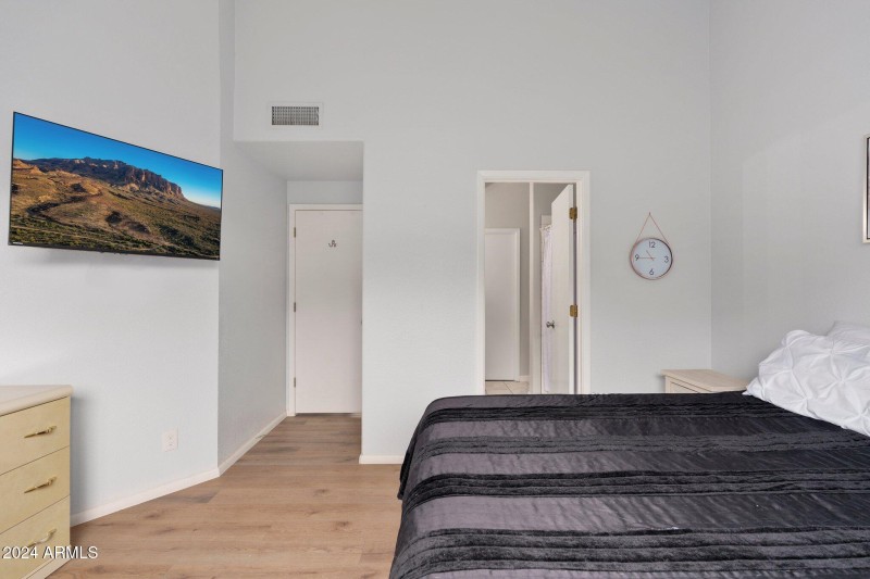 En-suite upstairs with vaulted ceilings