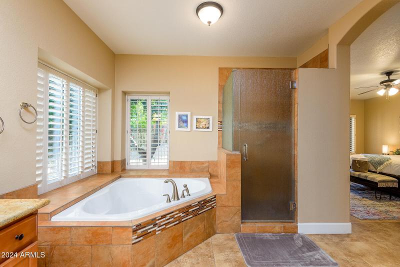 Master bath with Tub