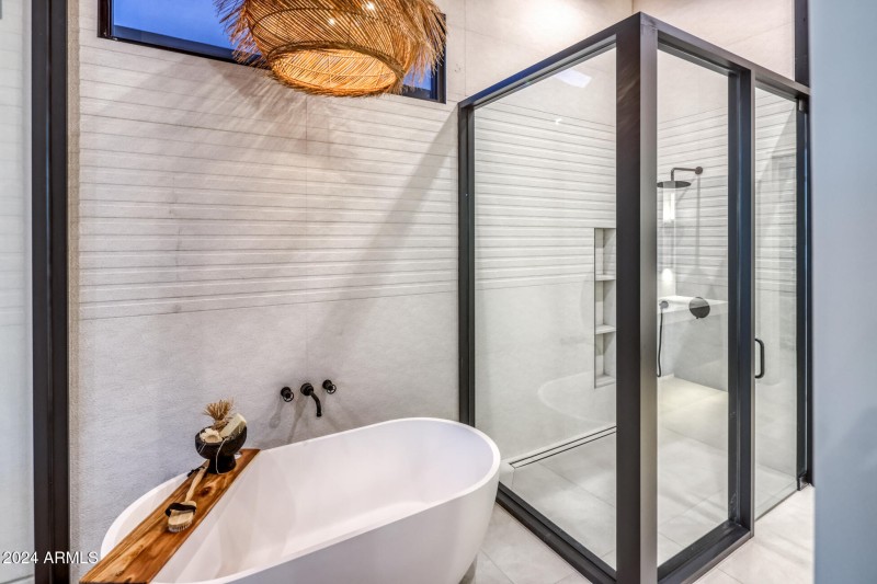 025_PRIMARY BATHROMOM