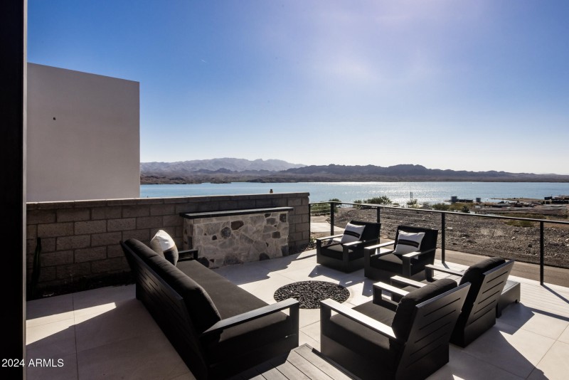 057_OUTDOOR SITTING AREA